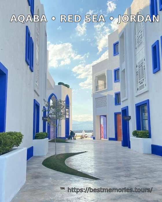 Whitewashed waterfront street and blue sky in Aqaba, Jordan — Red Sea city sightseeing
