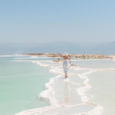 Salt crystal formations on the Dead Sea shore, Jordan (photo 2)